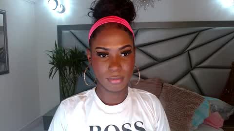 Snapshot of mariposahorny chatting on 11/19/25, 02:06 Nathaly online show from 11/19/25, 02:06