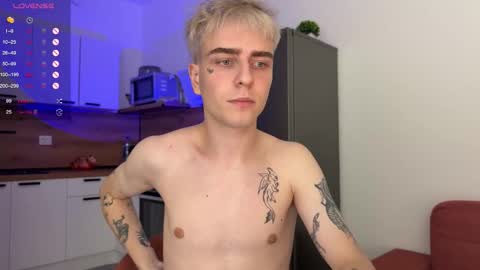 Snapshot of mark_lovrov chatting on 10/22/25, 01:22 Mark 3 online show from 10/22/25, 01:22