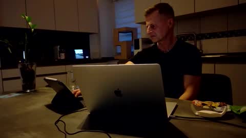 markcgn242649 online show from 04/05/26, 06:27