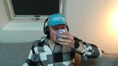 Snapshot of mars0481 chatting on 02/14/25, 09:45 mars0481 online show from 02/14/25, 09:45