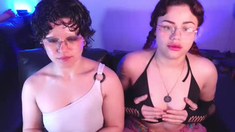 Snapshot of marsdoll chatting on 11/24/25, 10:53 Marsdoll online show from 11/24/25, 10:53