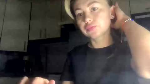 Snapshot of martaluna_ chatting on 11/13/25, 03:00 Marta online show from 11/13/25, 03:00