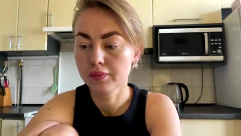 Snapshot of martaluna_ chatting on 06/17/26, 07:11 Marta online show from 06/17/26, 07:11