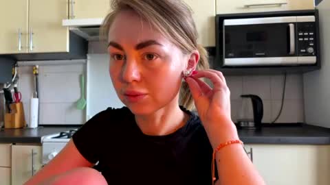 Snapshot of martaluna_ chatting on 06/19/26, 07:23 Marta online show from 06/19/26, 07:23