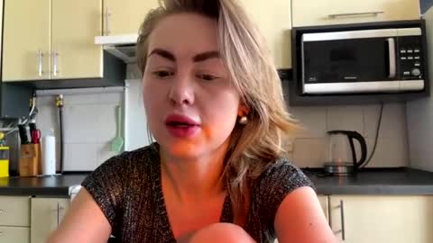 Snapshot of martaluna_ chatting on 06/23/26, 06:44 Marta online show from 06/23/26, 06:44