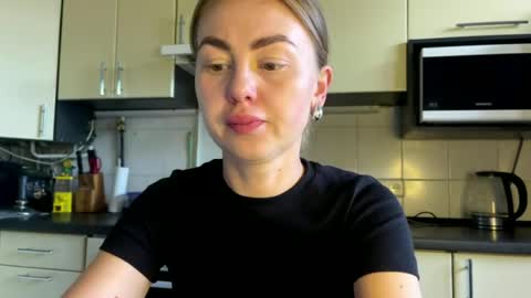 Snapshot of martaluna_ chatting on 07/06/26, 04:09 Marta online show from 07/06/26, 04:09