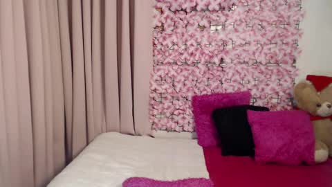 Snapshot of martha_fox chatting on 02/21/25, 06:29 DONT FORGET TO FOLLOW ME AND GIVE ME A THUMBS UP GUYS- martha online show from 02/21/25, 06:29