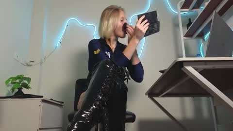 Snapshot of marthahoffman chatting on 03/09/26, 08:07 Ultimate Goddess online show from 03/09/26, 08:07