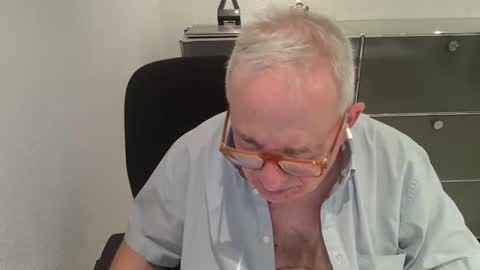 Snapshot of martin_1947 chatting on 10/26/25, 08:26 martin_1947 online show from 10/26/25, 08:26