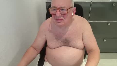 Snapshot of martin_1947 chatting on 10/30/25, 10:32 martin_1947 online show from 10/30/25, 10:32