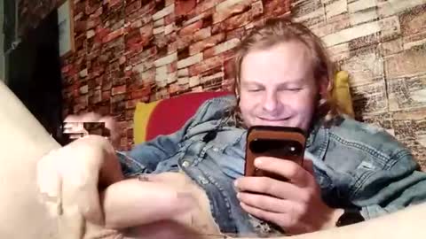 Snapshot of martin_777106841 chatting on 10/22/25, 01:17 VG online show from 10/22/25, 01:17