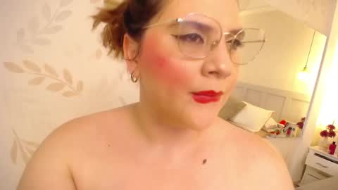 Snapshot of martinaguzmann chatting on 12/04/25, 01:15 Martina online show from 12/04/25, 01:15