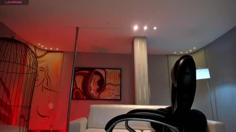 Snapshot of martinnabonnet chatting on 02/17/25, 10:29 Martinna Bonnet online show from 02/17/25, 10:29