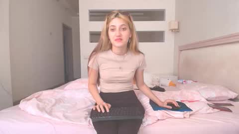 marya442004 online show from 09/28/25, 10:20