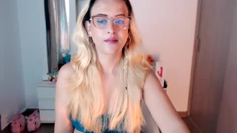 Snapshot of maryline_w chatting on 11/15/25, 02:57 maryline online show from 11/15/25, 02:57