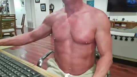 Snapshot of mascmuscle49 chatting on 12/17/25, 01:33 mascmuscle49 online show from 12/17/25, 01:33