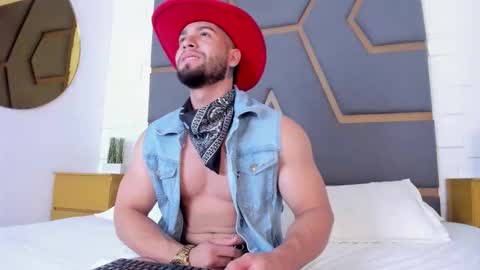 Snapshot of massimofiore_ chatting on 09/10/25, 03:39 Massimo online show from 09/10/25, 03:39