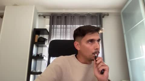 Snapshot of matahavi chatting on 10/16/25, 01:56 Aaron online show from 10/16/25, 01:56