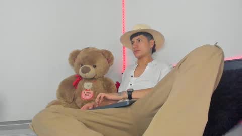 mateo_escobar online show from 10/20/25, 02:12