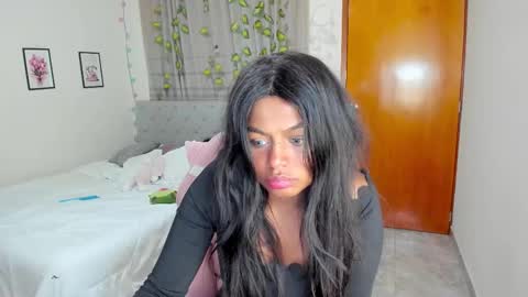 Snapshot of matilde27 chatting on 11/06/25, 01:39 Daniela online show from 11/06/25, 01:39