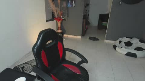 Snapshot of mattias_dantee chatting on 02/05/25, 06:15 mattias online show from 02/05/25, 06:15