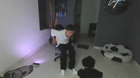 Snapshot of mattias_dantee chatting on 02/06/25, 02:44 mattias online show from 02/06/25, 02:44