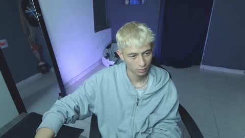 Snapshot of mattias_dantee chatting on 02/26/25, 01:43 mattias online show from 02/26/25, 01:43