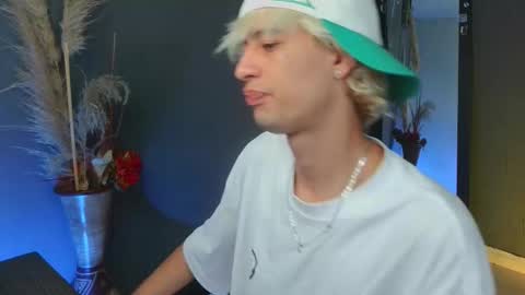 Snapshot of mattias_dantee chatting on 09/17/25, 01:07 mattias online show from 09/17/25, 01:07