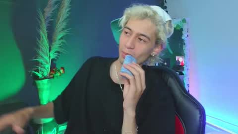 Snapshot of mattias_dantee chatting on 10/10/25, 04:11 mattias online show from 10/10/25, 04:11