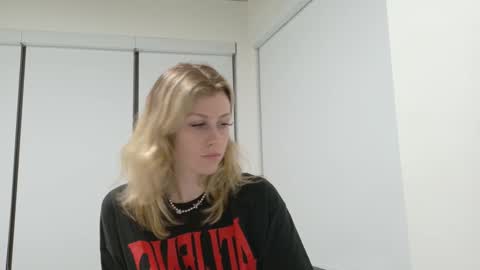 Snapshot of mattisux chatting on 10/13/25, 05:18 Matti Mars online show from 10/13/25, 05:18