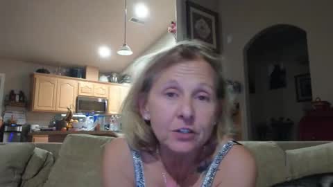 Snapshot of matureluvin chatting on 12/05/25, 05:27 JustUs online show from 12/05/25, 05:27