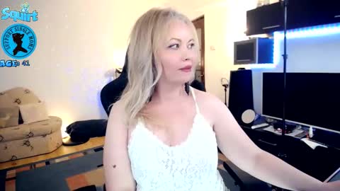 Snapshot of maturelynn chatting on 11/10/25, 01:37 Whitney Lynn online show from 11/10/25, 01:37