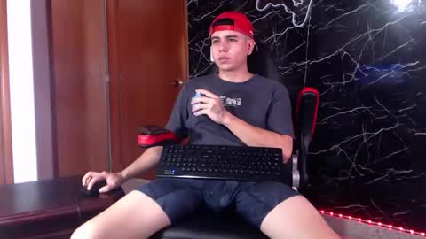 Snapshot of maty_hard chatting on 01/27/25, 04:43 Matias online show from 01/27/25, 04:43