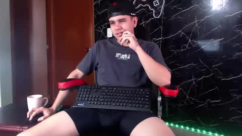 Snapshot of maty_hard chatting on 02/08/25, 12:17 Matias online show from 02/08/25, 12:17