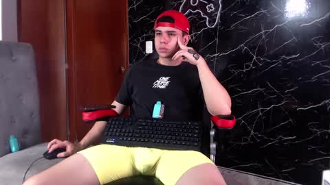 Snapshot of maty_hard chatting on 03/11/25, 01:45 Matias online show from 03/11/25, 01:45