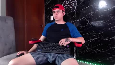 Snapshot of maty_hard chatting on 03/12/25, 02:01 Matias online show from 03/12/25, 02:01