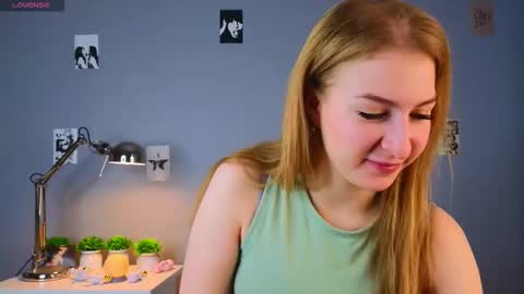 Snapshot of maureencoombs chatting on 10/16/25, 04:24 maureencoombs online show from 10/16/25, 04:24