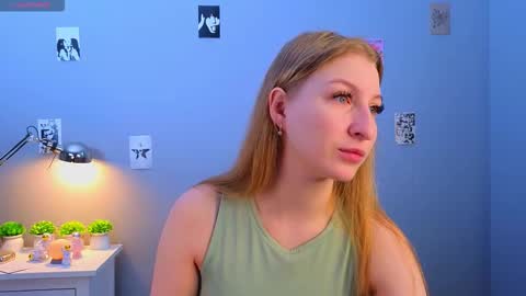 Snapshot of maureencoombs chatting on 11/20/25, 04:12 maureencoombs online show from 11/20/25, 04:12