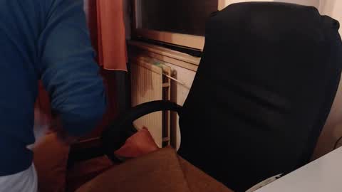 Snapshot of max818k chatting on 10/13/25, 01:05 Max online show from 10/13/25, 01:05