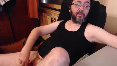 Snapshot of max818k chatting on 10/18/25, 05:54 Max online show from 10/18/25, 05:54