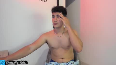 Snapshot of max__andrich chatting on 11/11/25, 03:28 Max... online show from 11/11/25, 03:28