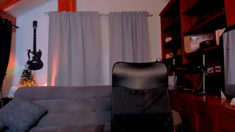 Snapshot of max_dic1 chatting on 12/21/24, 09:58 max D. online show from 12/21/24, 09:58