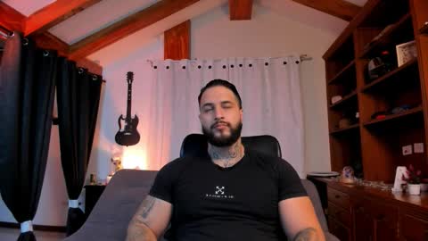 Snapshot of max_dic1 chatting on 10/08/25, 11:46 max D. online show from 10/08/25, 11:46