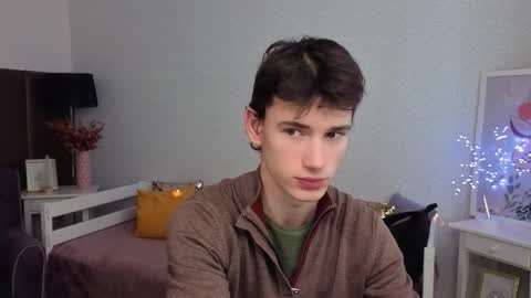 Snapshot of max_foks chatting on 12/18/25, 08:20 Max online show from 12/18/25, 08:20