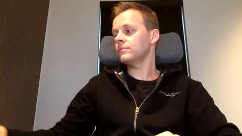 Snapshot of max_straight_1 chatting on 02/20/25, 07:23 Max take off clothes online show from 02/20/25, 07:23