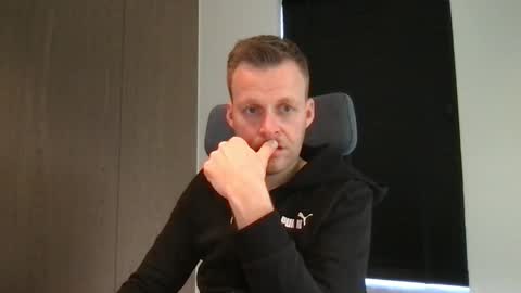 Snapshot of max_straight_1 chatting on 02/27/25, 09:32 Max take off clothes online show from 02/27/25, 09:32