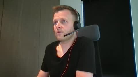 Snapshot of max_straight_1 chatting on 02/27/25, 01:28 Max take off clothes online show from 02/27/25, 01:28