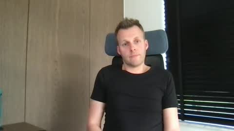 Snapshot of max_straight_1 chatting on 03/10/25, 02:05 Max take off clothes online show from 03/10/25, 02:05