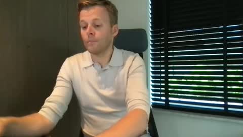 Snapshot of max_straight_1 chatting on 09/18/25, 07:10 Max take off clothes online show from 09/18/25, 07:10