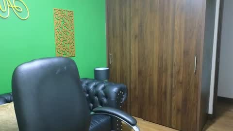 Snapshot of max_tayloor chatting on 12/26/24, 04:43 Max Taylor online show from 12/26/24, 04:43